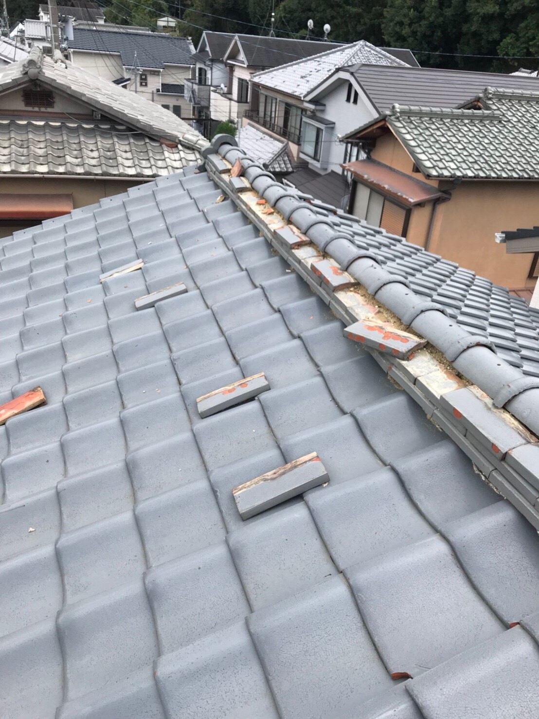 横浜市にて屋根修理　棟の積み直し　施工前